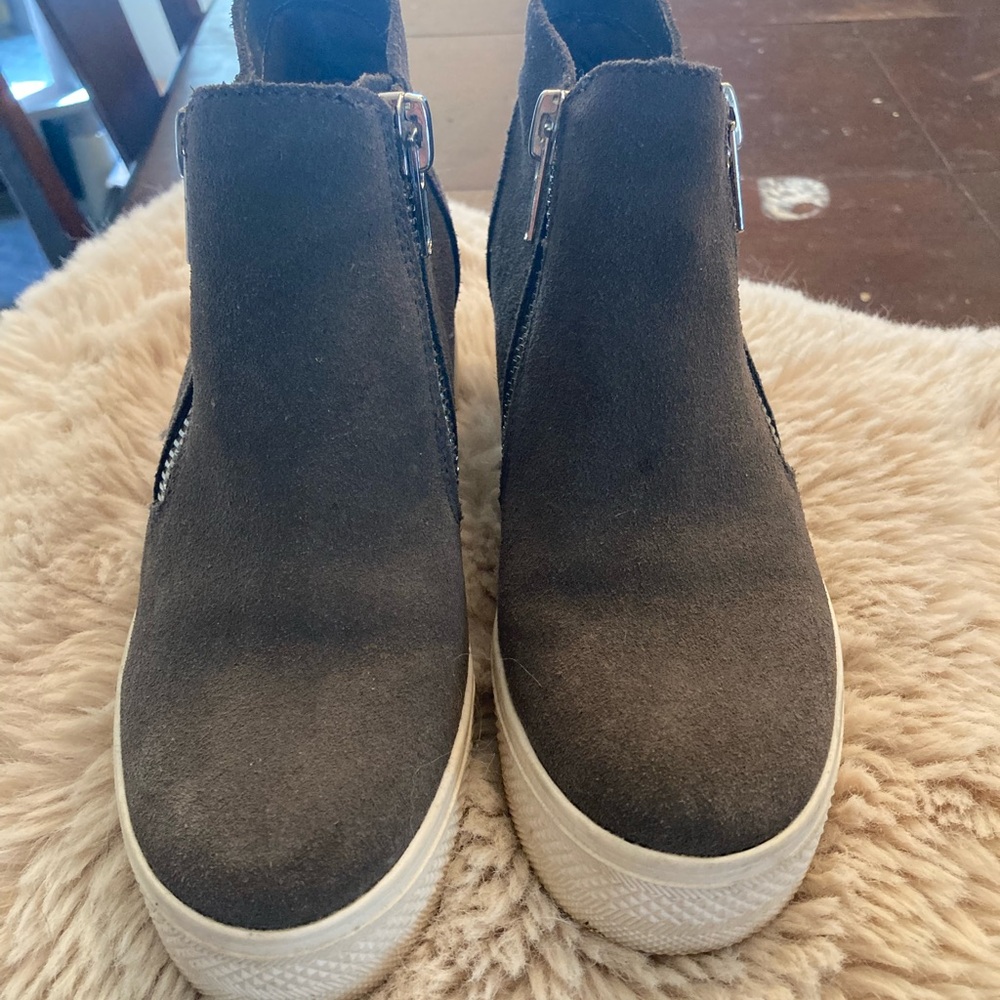 Steve Madden Charcoal Suede Ankle Boots size 5.5.  Excellent barely used.